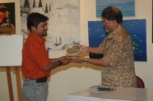 Shri. Suhas Bahulkar felicitate Artist Manoj Salunke at Artfest 09, Indiaart Gallery